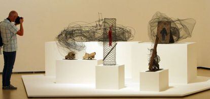 Obras de la exposición dedicada a la escultura de Antoni Tàpies en el Guggenheim.