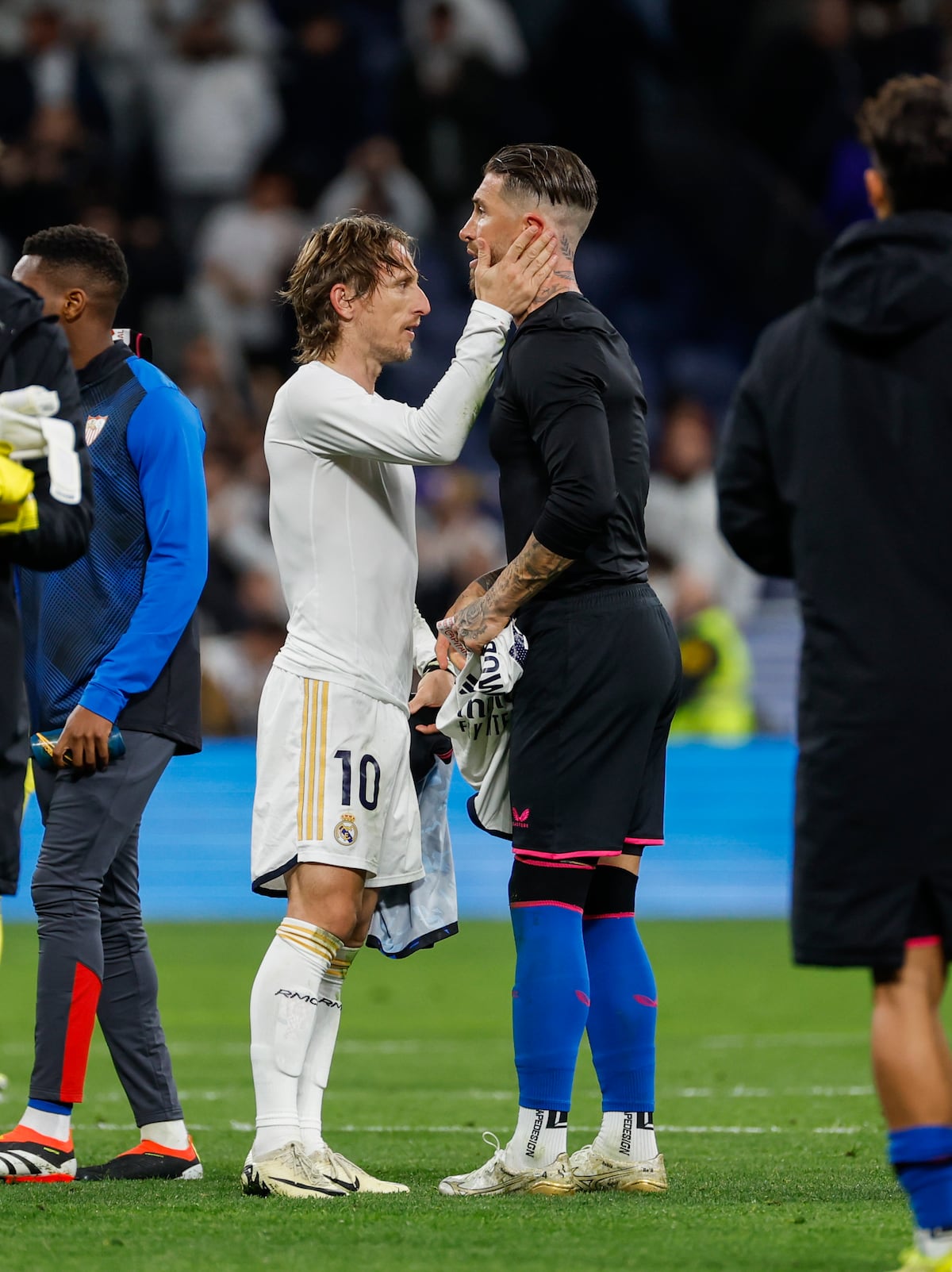 Dos ovaciones y algunos pitos para Sergio Ramos en su regreso al Bernabéu 1.456 días después | Fútbol | Deportes