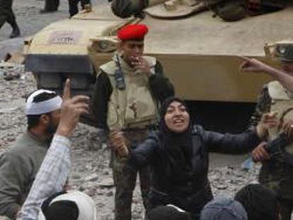 Una opositora a Mubarak defiende el Museo Egipcio de El Cairo, objeto de varios intentos de saqueo en la última semana