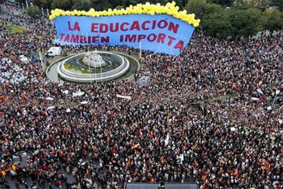 Vista aérea de la manifestación que ha tenido lugar esta tarde en Madrid contra la Ley Orgánica de Educación (LOE).