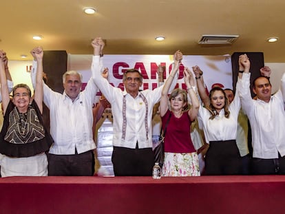 El candidato morenista a la gubernatura por Tamaulipas, Américo Villarreal, celebra luego de su victoria electoral del 5 de junio, en Ciudad Victoria.
