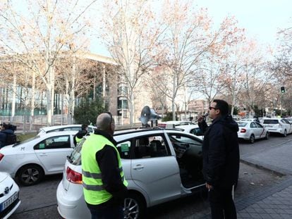 Los taxistas protestan frente a la Asamblea de Madrid. 