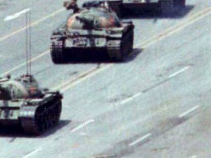 Un manifestante se enfrenta a los tanques cerca de la plaza de Tiananmen, el 5 de junio de 1989.