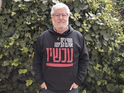 Gershon Baskin, en su casa de Jerusalén, este domingo.