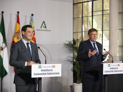 El presidente de Andalucía, Juan Manuel Moreno (izquierda) y el de Valencia, Ximo Puig, el pasado 21 de septiembre en Sevilla.