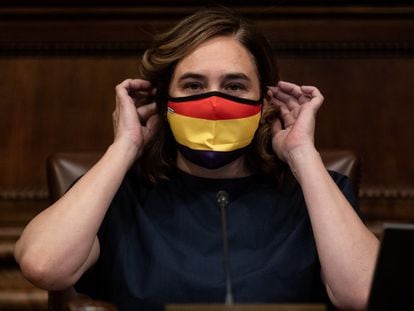 La alcaldesa, Ada Colau, en el pleno del Ayuntamiento de julio pasado con una mascarilla de la bandera republicana como protesta a la colocación de la imagen del rey Felipe VI.