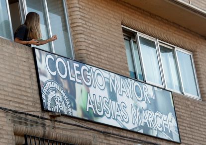 Una joven se asoma por la ventana de la residencia universitaria Ausias March de Valencia que ya fue confinada en octubre.