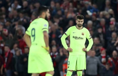 Luis Suárez y Gerard Piqué, del Barcelona, se lamentan tras el tercer gol del Liverpool.