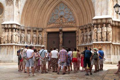 Un grup de turistes davant de la catedral de Tarragona.