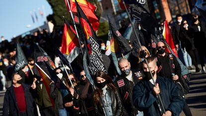 Varias personas participan en una marcha neonazi en Madrid el 13 de febrero de 2021.