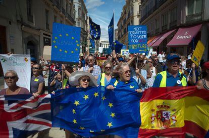 La salida del Reino Unido de la Unión Europea afecta directamente a miles de ciudadanos británicos que viven en alguno de los países comunitarios. En la imagen, decenas de residentes en España se manifiestan en Málaga el 22 de septiembre de este año en contra del Brexit.