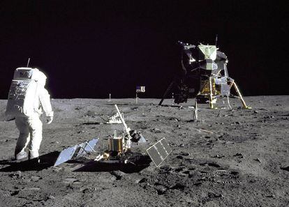 Edwin Aldrin instala un sismógrafo en la Luna.