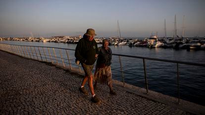 Dos personas pasean por el puerto de Olhao el 14 de marzo de 2024.