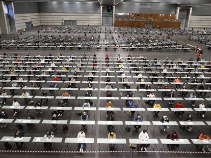 Aspirantes durante el examen para formar parte de la bolsa de trabajo interino de policía local en los municipios vascos, celebrado en Barakaldo el año 2021.