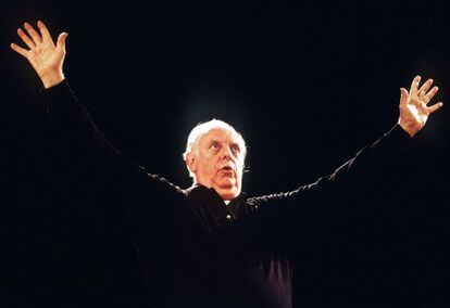 Dario Fo, en un escenario del teatro de Mil&aacute;n.