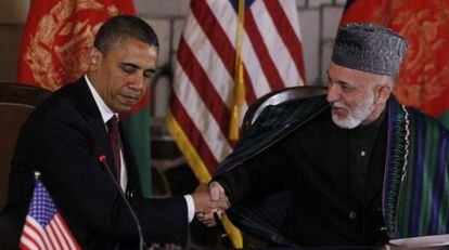 Barack Obama saluda a Hamid Karzai.