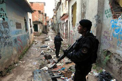 Policías en la favela Manguinhos de Río de Janeiro.