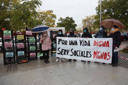 Acto reivindicativo de colectivos vecinales de Carabanchel antes del comienzo del pleno del distrito para exigir la atención social y alimentaria de familias sin recursos durante la pandemia.