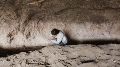 La arqueóloga Guadalupe Romero Villanueva registra las pinturas en la cueva Huenul 1, en el noroeste de la Patagonia Argentina.