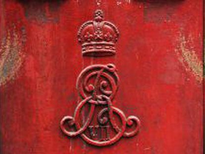 Logotipo del servicio Royal Mail, en un buz&oacute;n de correos de Londres.