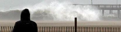 Un hombre observa las olas en Ocean City, Maryland, en la Costa Este.