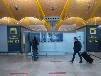 Pasajeros caminan por las instalaciones de la T4 del Aeropuerto Adolfo Suárez Madrid-Barajas, en Madrid.