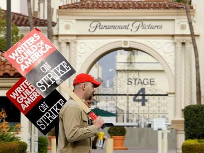 Miembros del gremio de escritores (WGA) manifestándose frente a los estudios de Paramount Pictures el pasado abril.