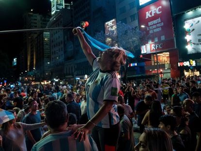 Seguidores de Javier Milei celebran su triunfo en las elecciones del domingo, en Buenos Aires.