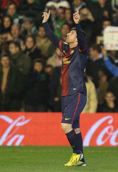 Messi mira al cielo tras marcar uno de sus dos goles al Betis