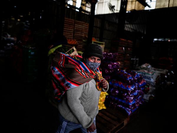 Una mujer camina en el Mercado Central de frutas y verduras.
