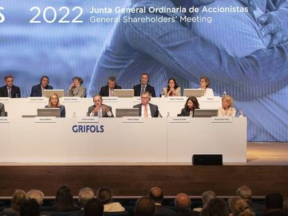 Grifols baraja la venta de activos por 2.000 millones para enderezar su rumbo financiero