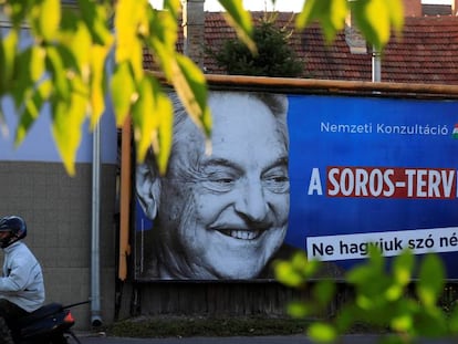 Campaña del Gobierno húngaro contra George Soros, a quien acusa de promover un supuesto plan para fomentar la inmigración hacia el país, en Szolnok.