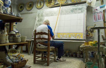 Un artesano de Talavera de la Reina, en su taller de cerámica.