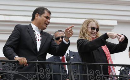Rafael Correa y Mia Farrow en Quito.