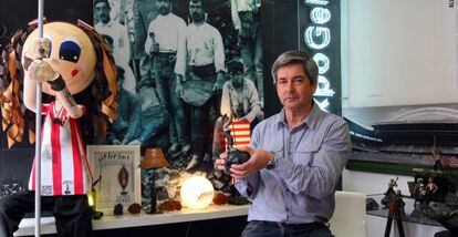 Emilio Cobos rodeado de los objetos que conforman la exposición 'All Iron!'.