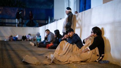 Decenas de nicaragüenses duermen en las calles de San José.