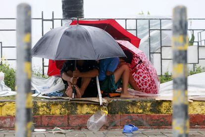 El tifón Koppu ha azotado a la región norte de Filipinas con vientos de hasta 185 kilómetros por hora e intensas lluvias.