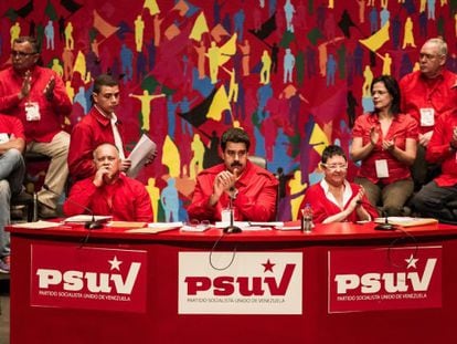 Maduro, en el centro, en el congreso del PSUV, este domingo