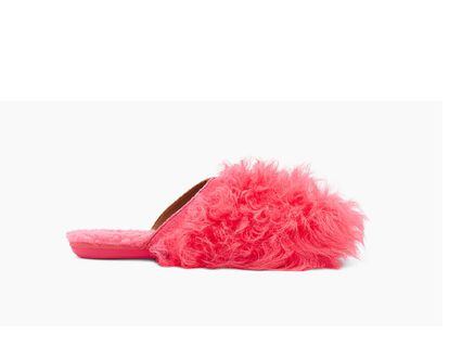 UGG. Desde hace unas temporadas, el modelo W de sandalia compite en popularidad con la bota Classic de la marca australiana. Esta slipper ha adquirido mil y una caras, incluso, en manos de diseñadores de culto como Molly Goddard, con un modelo en piel de oveja rizada y colores tan esponjosos como el rubí o rosa flúor.