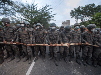 La caravana es frenada por el ejército guatemalteco en Chiquimula.
