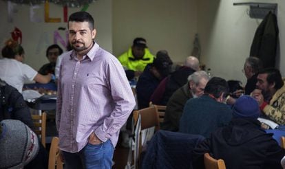 Carlos Bote en su despacho del comedor social de Santa Isabel.