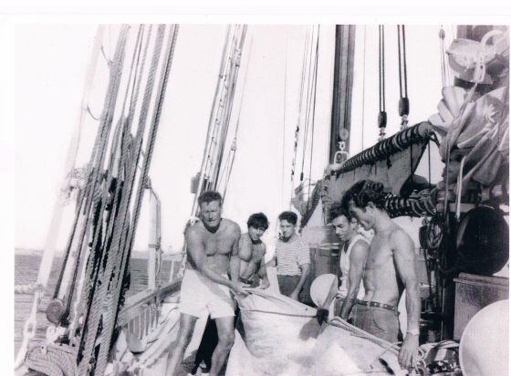 Errol Flynn (a la derecha), ayuda a los tripulantes de su yate.