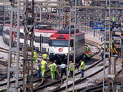 El tren de cercanías que descarriló y que obligó a interrumpir el tráfico en la línea de Maçanet.