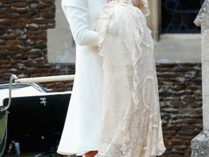 La duquesa de Cambridge, con su hija Carlota al llegar al templo.
