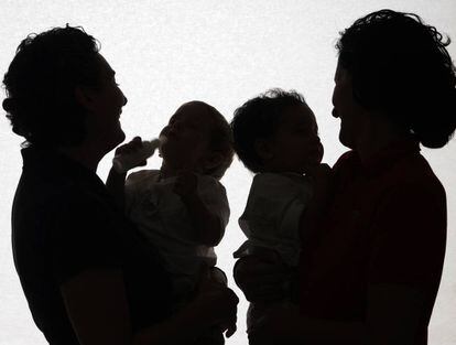 Un matrimonio de lesbianas con sus dos hijas, en una imagen de archivo.