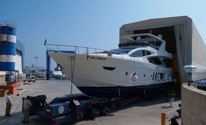 Trabajos en un yate en el astillero Astondoa en Santa Pola (Alicante). 