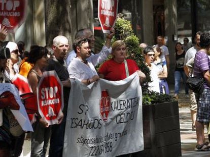 Miembros de la plataforma Stop Desahucios se manifiestan en el centro de Bilbao.