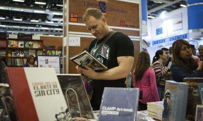 Jim, ciudadano estadounidense de Portland, Oregon, revisa libros en uno de los stands de la Feria Internacional del Libro en Guadalajara. 