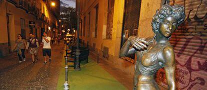 La estatua reci&eacute;n restaurada en la calle de la Palma.