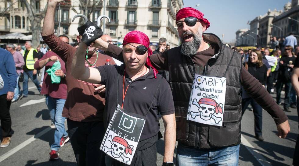 Dos manifestantes disfrazados de piratas en contra de Uber y Cabify en Barcelona la semana pasada